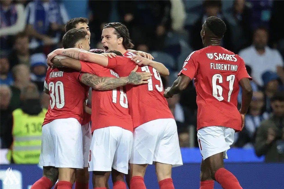 بنفيكا يسحق بورتو ويعتلي صدارة الدوري البرتغالي