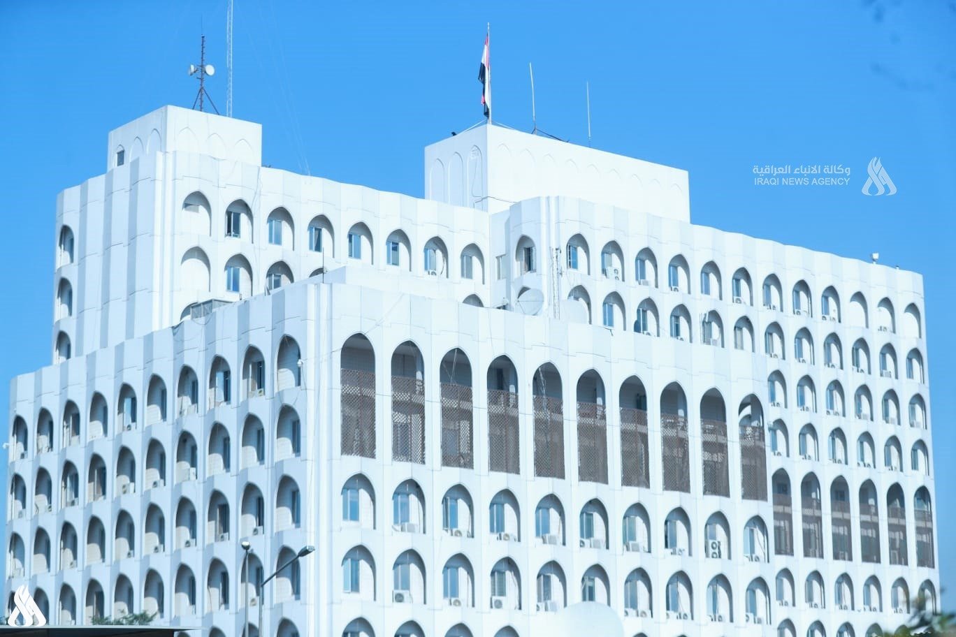 العراق يرحب برفع العقوبات عن سوريا