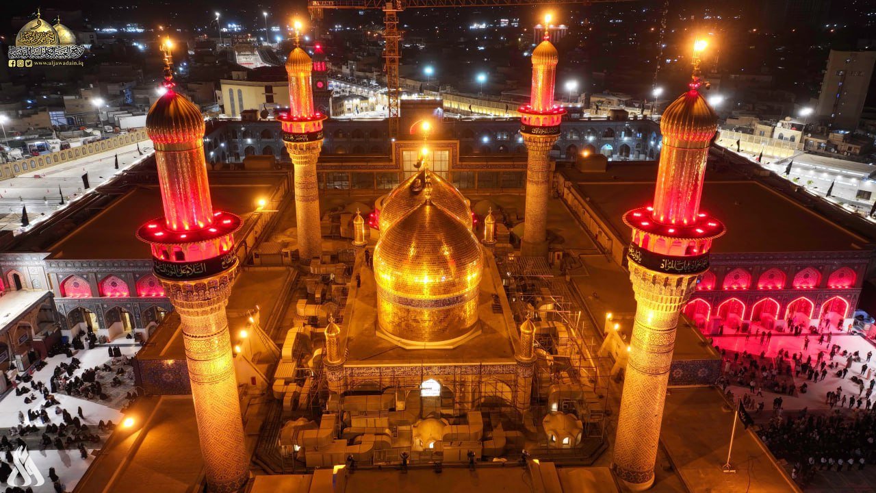 بالصور.. مراسم استبدال رايتي الإمامين الكاظمين لمناسبة ذكرى استشهاد الجواد “ع”