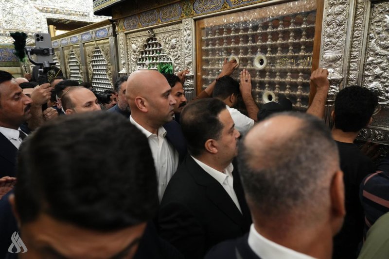 رئيس الوزراء يؤدي مراسم زيارة ضريح الإمامين الكاظمين عليهما السلام