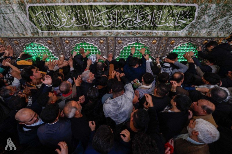 بالصور… حشود الزائرين تتوافد إلى مرقد الإمام علي (عليه السلام) بذكرى مولده المبارك
